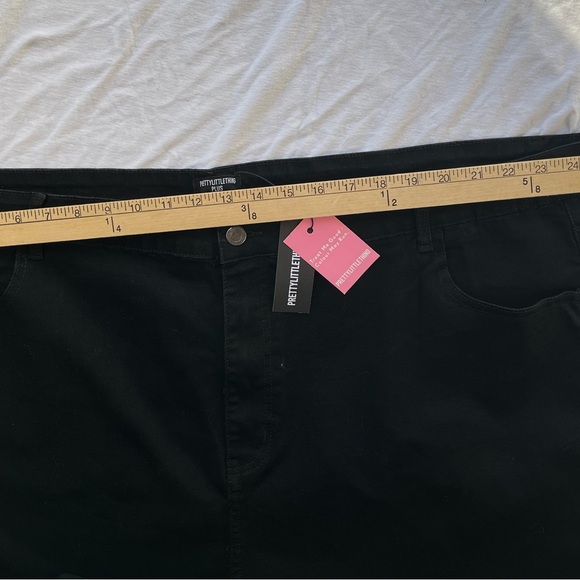 Size 26 NWTG/ PRETTYLITTLETHINGS PLUS/ black jeans - Picture 4 of 6